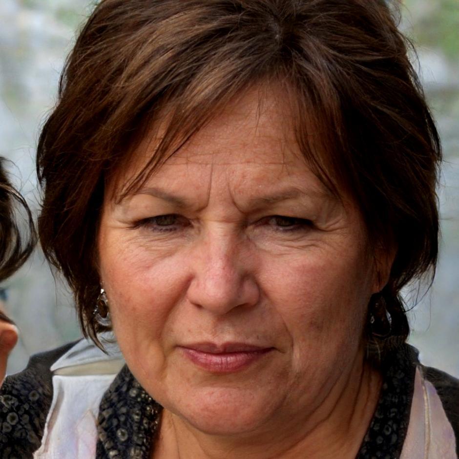 Liudmyla Bondarenko reviewing video project with workshop participant